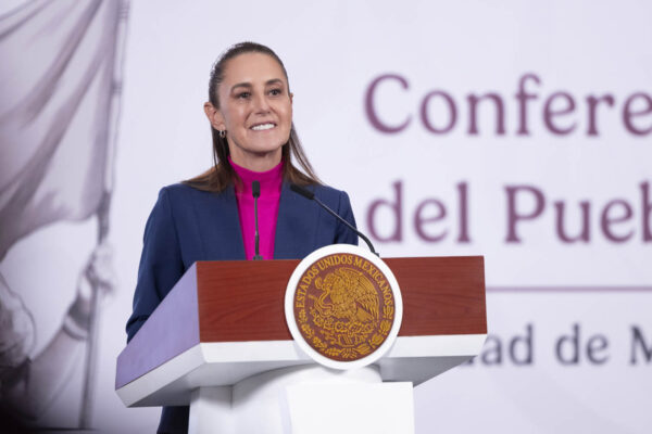 México subió al tercer lugar de América Latina en salario mínimo tras aumento del 13%, superando a países como Brasil y Argentina, informó la presidenta Claudia Sheinbaum. Foto: Gabriel Monroy/Presidencia.