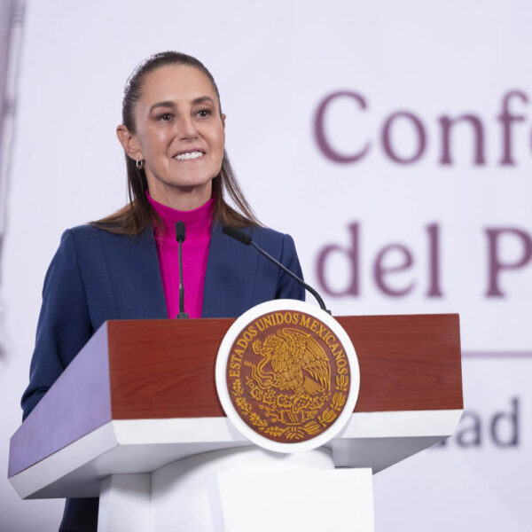 México subió al tercer lugar de América Latina en salario mínimo tras aumento del 13%, superando a países como Brasil y Argentina, informó la presidenta Claudia Sheinbaum. Foto: Gabriel Monroy/Presidencia.