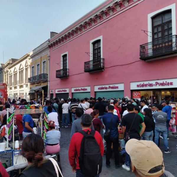 Durante la vendimia de Día de Reyes, ambulantes de la UPVA 28 de Octubre fueron retirados del Centro Histórico de Puebla tras un operativo municipal en calles como la 2 y 4 Oriente.