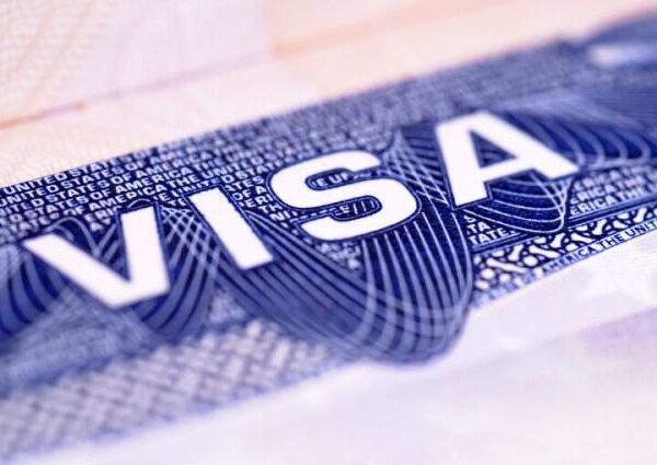 Estados Unidos suspendió de forma indefinida el trámite de visas de inmigrante para ciudadanos de 75 países.