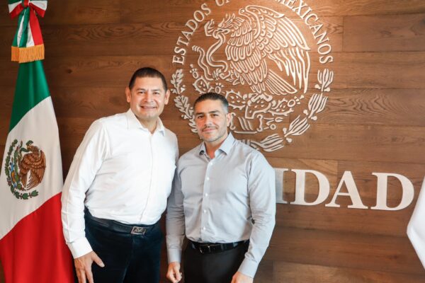 Alejandro Armenta se reunió con Omar García Harfuch para reforzar la coordinación en seguridad y dar seguimiento a la estrategia contra la delincuencia en Puebla. FOTO: Gobierno de Puebla.