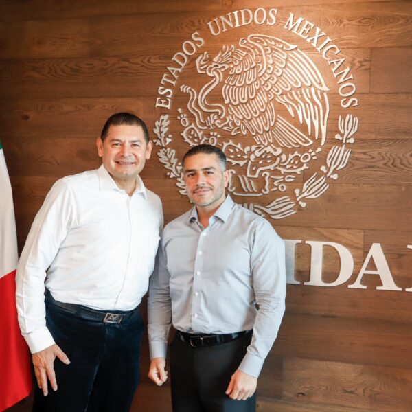 Alejandro Armenta se reunió con Omar García Harfuch para reforzar la coordinación en seguridad y dar seguimiento a la estrategia contra la delincuencia en Puebla. FOTO: Gobierno de Puebla.