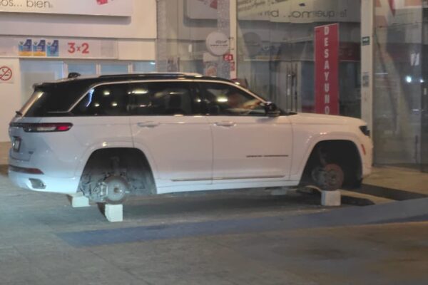 Ni el lujo ni el poder blindaron la camioneta: roban las cuatro llantas a una Jeep en Plaza Ventura, en plena Vía Atlixcáyotl; presuntamente pertenece a un diputado federal.