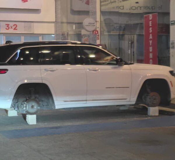 Ni el lujo ni el poder blindaron la camioneta: roban las cuatro llantas a una Jeep en Plaza Ventura, en plena Vía Atlixcáyotl; presuntamente pertenece a un diputado federal.