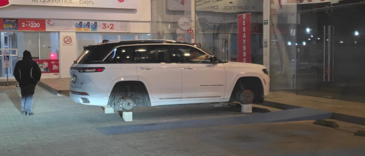 Ni el lujo ni el poder blindaron la camioneta: roban las cuatro llantas a una Jeep en Plaza Ventura, en plena Vía Atlixcáyotl; presuntamente pertenece a un diputado federal.