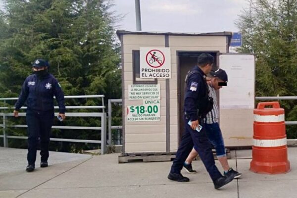 Nuevo asalto en Los Fuertes: un sujeto amenazó con una navaja a una mujer que caminaba con sus dos hijas y le robó el celular; fue detenido minutos después por la Policía Turística. IMAGEN: X @JCarlos_Valerio.