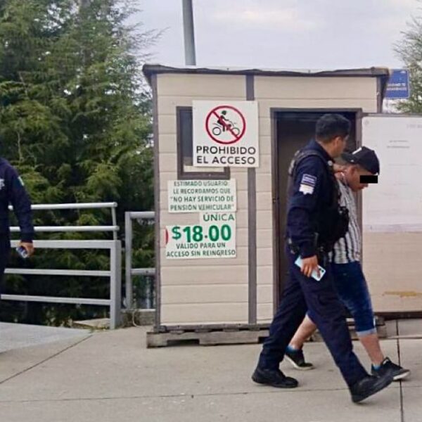 Nuevo asalto en Los Fuertes: un sujeto amenazó con una navaja a una mujer que caminaba con sus dos hijas y le robó el celular; fue detenido minutos después por la Policía Turística. IMAGEN: X @JCarlos_Valerio.