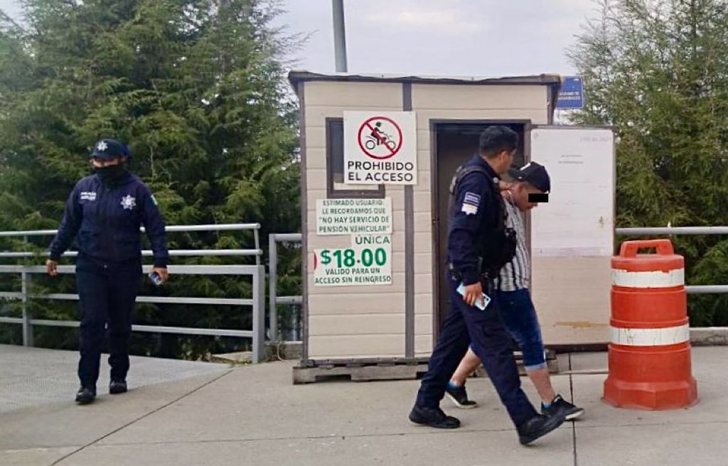 Nuevo asalto en Los Fuertes: un sujeto amenazó con una navaja a una mujer que caminaba con sus dos hijas y le robó el celular; fue detenido minutos después por la Policía Turística. IMAGEN: X @JCarlos_Valerio.
