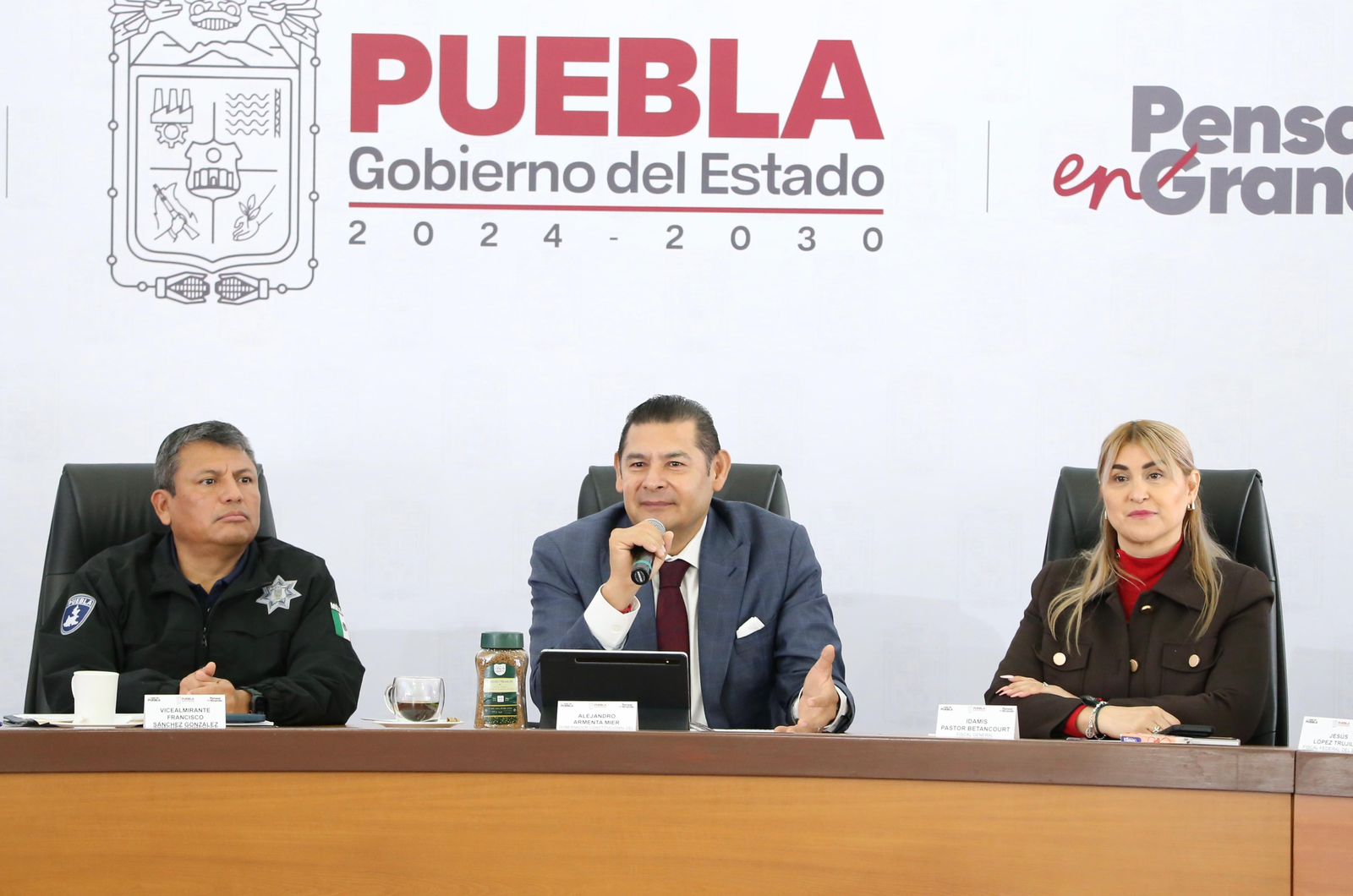 El gobierno de Puebla defendió la promoción de productos poblanos y calificó de malinchistas las críticas al impulso de la marca 5 de Mayo.