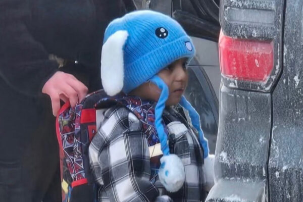 ICE detuvo a cuatro menores, incluido un niño de 5 años, en operativos cerca de escuelas en Minnesota; la redada desató indignación y acusaciones por criminalizar a la niñez migrante.