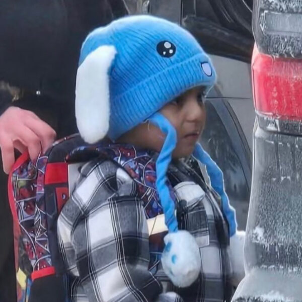 ICE detuvo a cuatro menores, incluido un niño de 5 años, en operativos cerca de escuelas en Minnesota; la redada desató indignación y acusaciones por criminalizar a la niñez migrante.