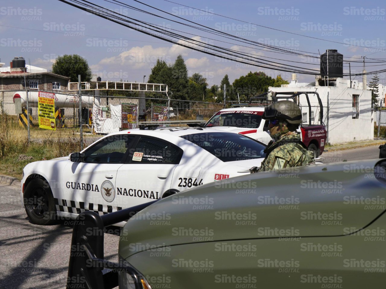 Autoridades federales desplegaron un cateo en una gasolinera de Cuautlancingo, presuntamente vinculada al exalcalde Filomeno Sarmiento. FOTO: Síntesis.