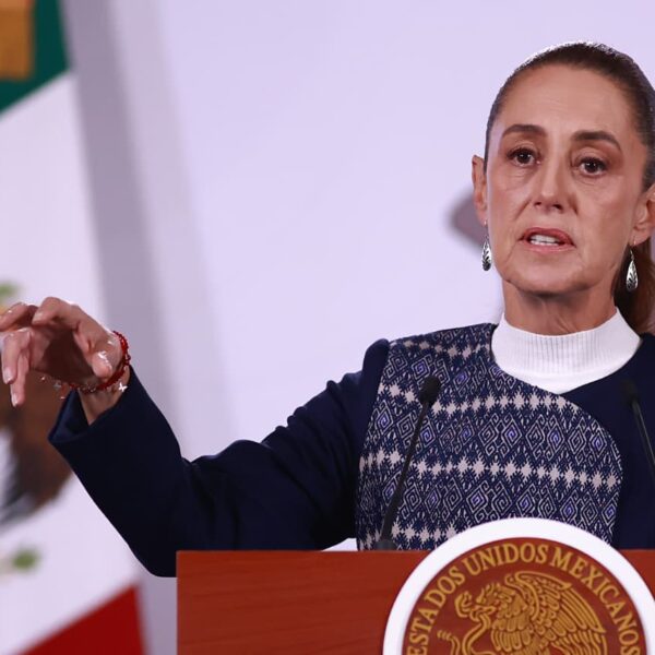 Sheinbaum negó que México haya suspendido el envío de petróleo a Cuba y aclaró que tanto los contratos de Pemex como la ayuda humanitaria a la isla siguen vigentes.