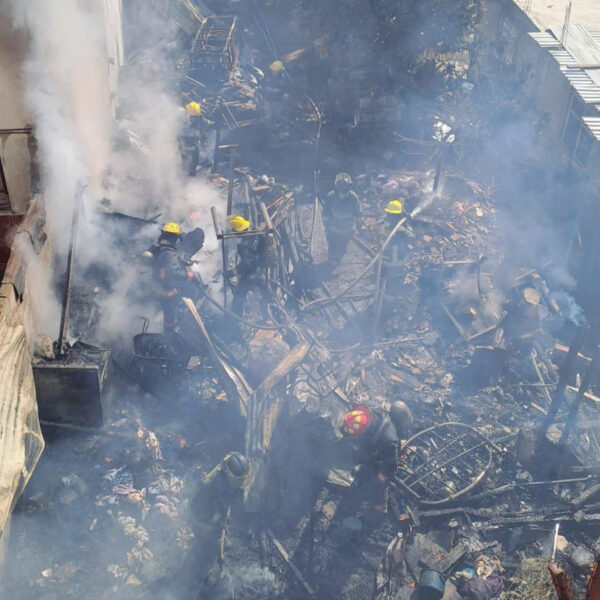 Incendio en Guadalupe Hidalgo deja a un adulto mayor sin vida; autoridades confirmaron el fallecimiento dentro de una vivienda donde se almacenaba material PET. FOTO: E-consulta.
