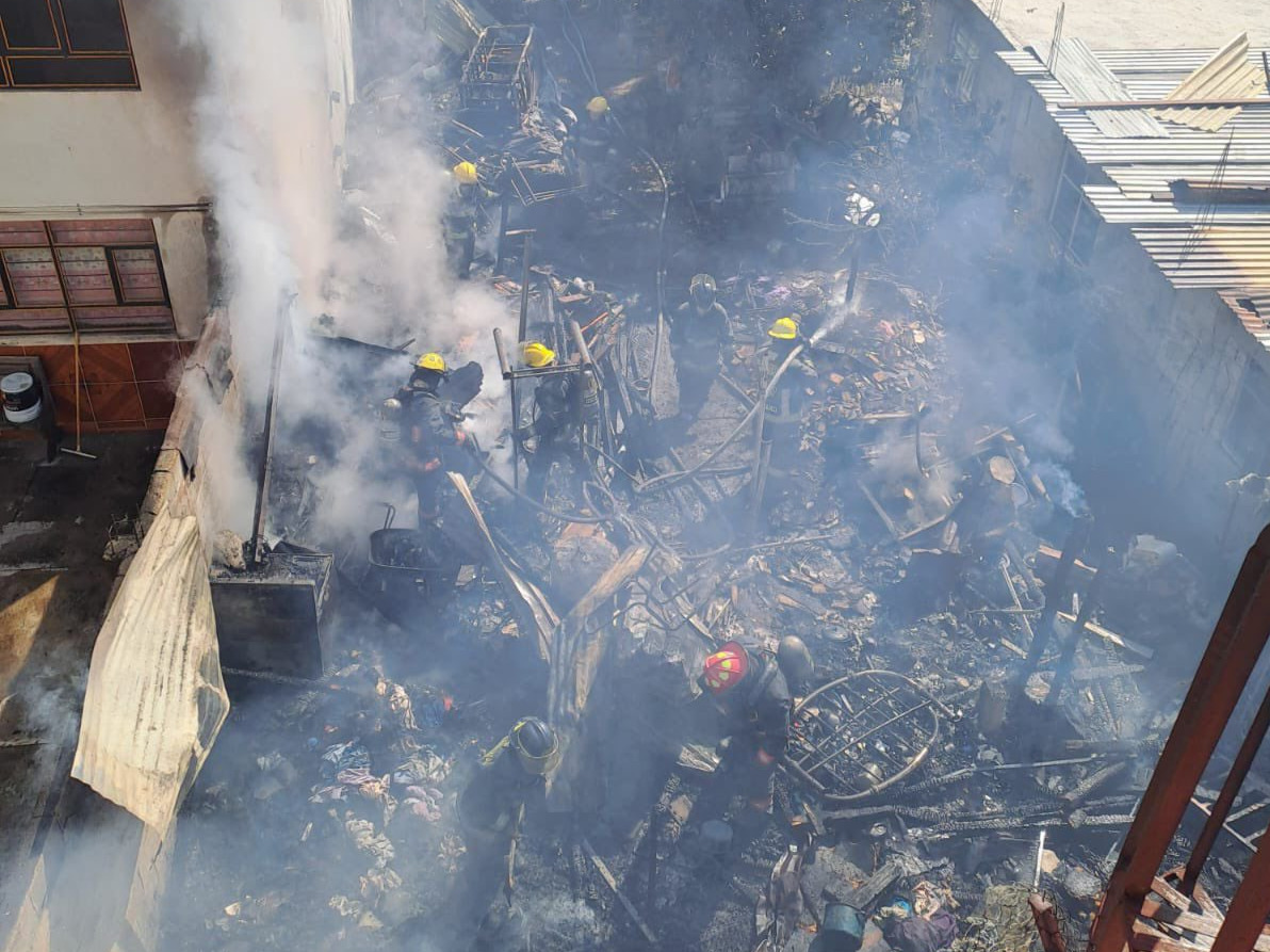 Incendio en Guadalupe Hidalgo deja a un adulto mayor sin vida; autoridades confirmaron el fallecimiento dentro de una vivienda donde se almacenaba material PET. FOTO: E-consulta.