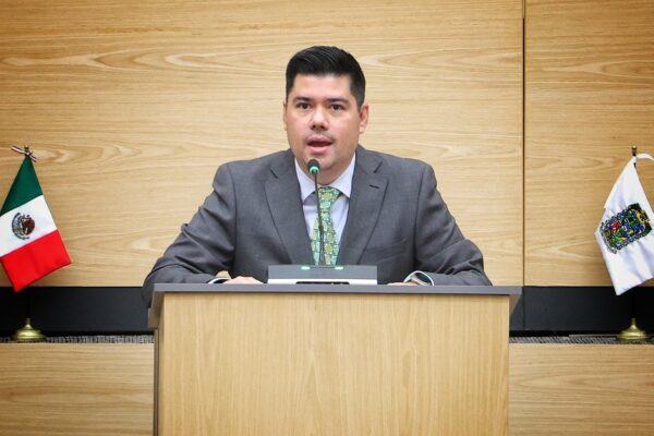 Jimmy Natale presentó una iniciativa para garantizar al menos dos horas de estacionamiento en Puebla.