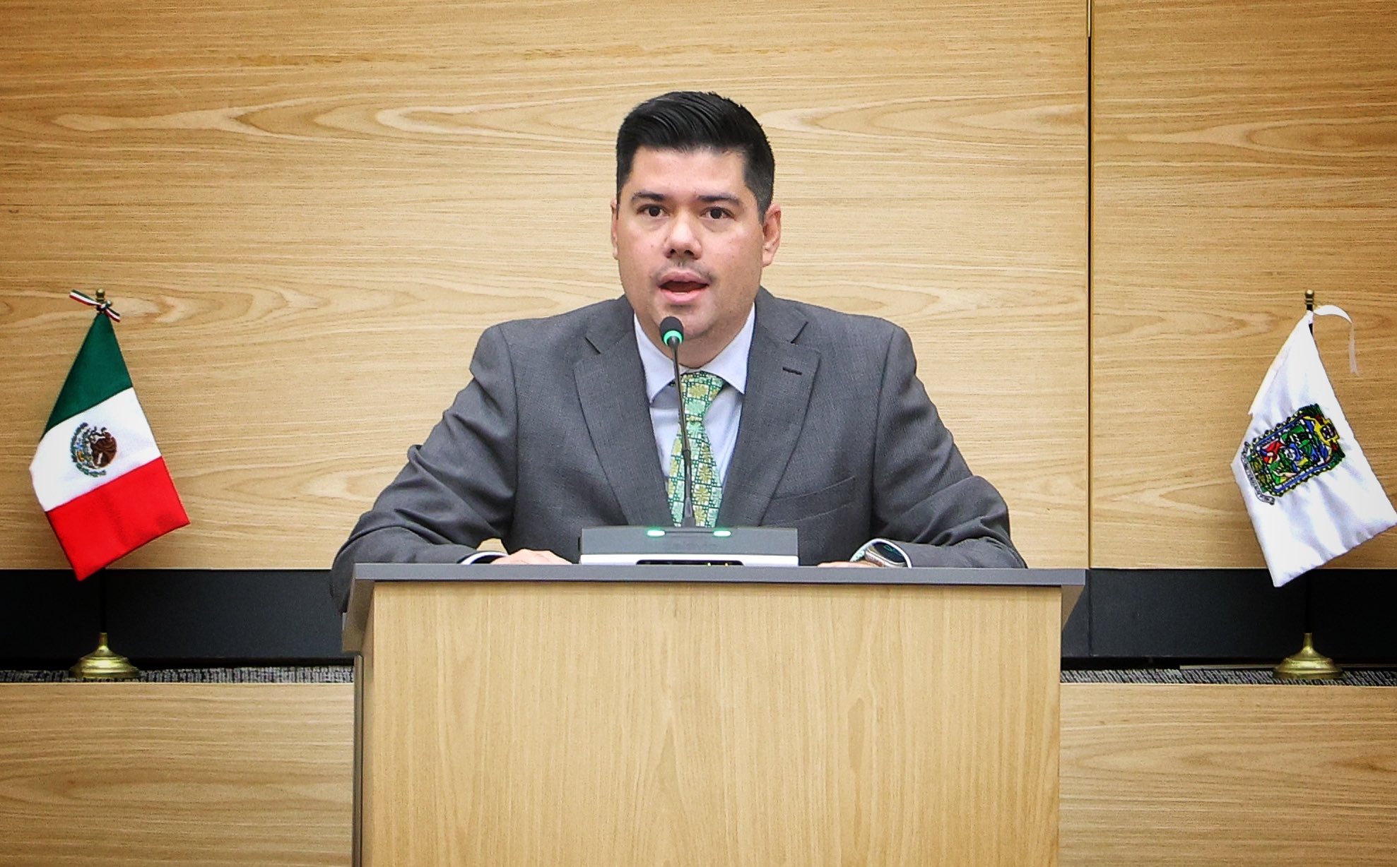 Jimmy Natale presentó una iniciativa para garantizar al menos dos horas de estacionamiento en Puebla.