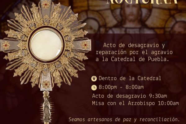 Tras los actos ocurridos en una de las puertas de la Catedral, anunciaron una Adoración Nocturna como acto de desagravio y reparación. IMAGEN: Arquidiócesis de Puebla.