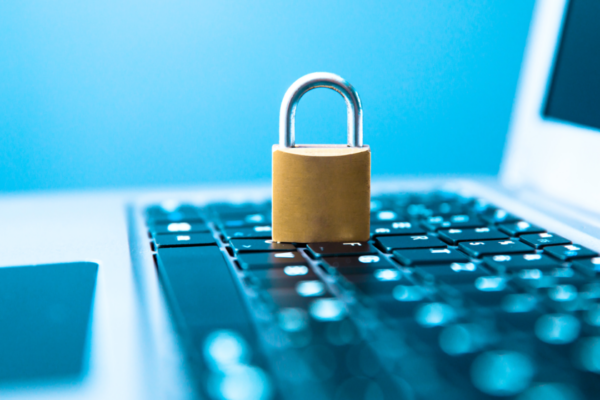 La tipificación del ciberasedio en Puebla fue cuestionada por la justicia federal, que advirtió que su redacción permite sancionar la crítica pública y fomenta la autocensura.