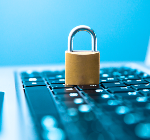 La tipificación del ciberasedio en Puebla fue cuestionada por la justicia federal, que advirtió que su redacción permite sancionar la crítica pública y fomenta la autocensura.