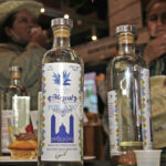 Puebla ya tiene Día Estatal del Mezcal. El 24 de diciembre reconocerá la tradición mezcalera del estado, que hoy suma 116 municipios con denominación de origen. FOTO: Agencia Enfoque.