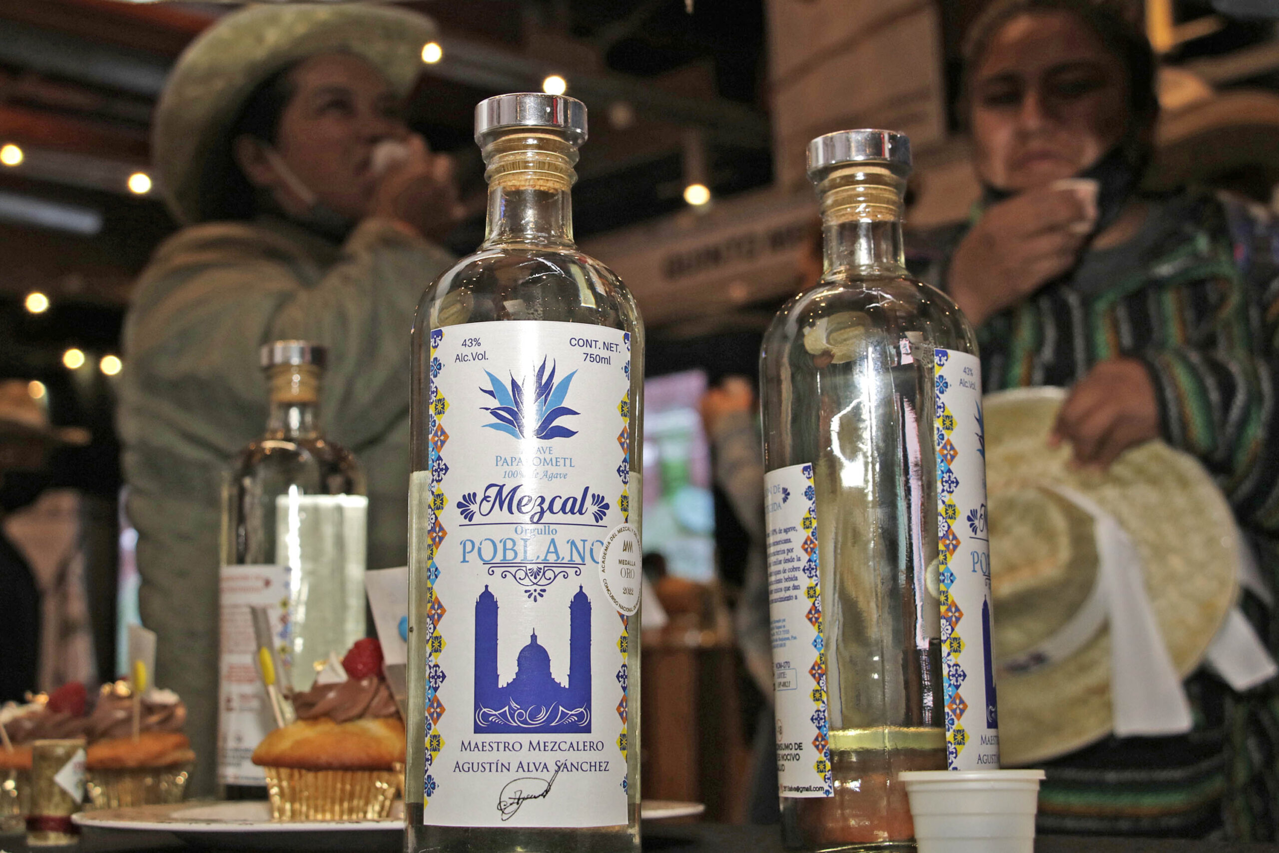Puebla ya tiene Día Estatal del Mezcal. El 24 de diciembre reconocerá la tradición mezcalera del estado, que hoy suma 116 municipios con denominación de origen. FOTO: Agencia Enfoque.