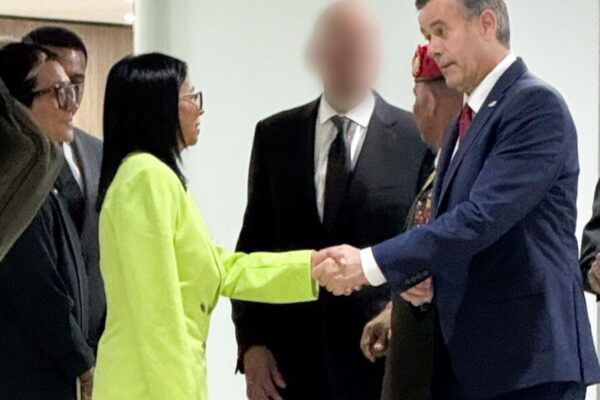 En medio de los señalamientos a Delcy Rodríguez; John Ratclife, jefe de la CIA, se reunió con la mandataria venezolana. FOTO: EFE/CIA