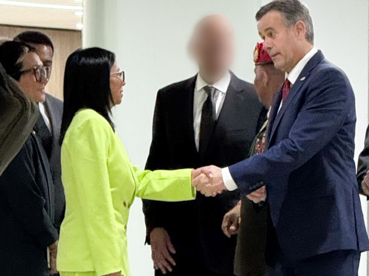 En medio de los señalamientos a Delcy Rodríguez; John Ratclife, jefe de la CIA, se reunió con la mandataria venezolana. FOTO: EFE/CIA
