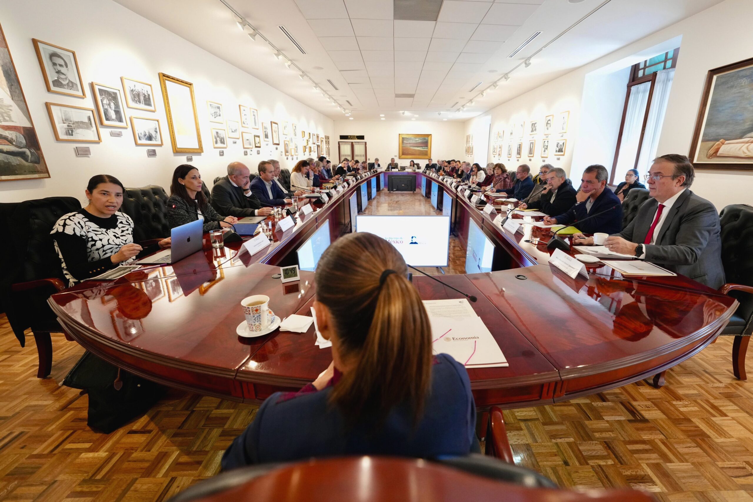 Sheinbaum platicó con economistas sobre el crecimiento y la fortaleza económica de México bajo la visión de la 4T. FOTO: X @Claudiashein.