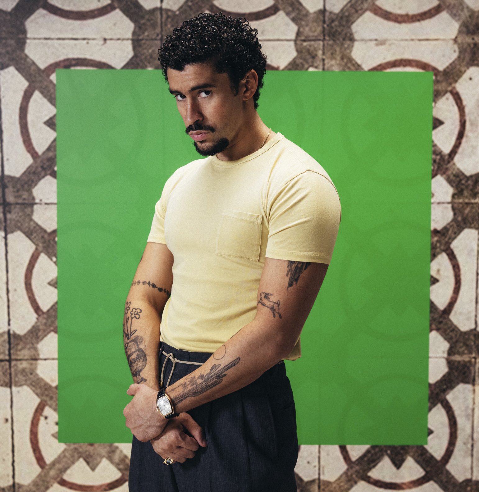 Una mujer demandó a Bad Bunny por usar sin permiso el audio “mira, puñeta, no me quiten el perreo” en dos canciones; exige 16 millones de dólares.