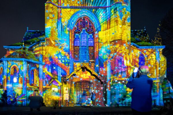 Puebla será la primera ciudad de América Latina en recibir el festival Glow México; del 11 al 19 de abril, el Centro Histórico se convertirá en una galería nocturna de arte y luz. FOTO: GLOW EINDHOVEN.