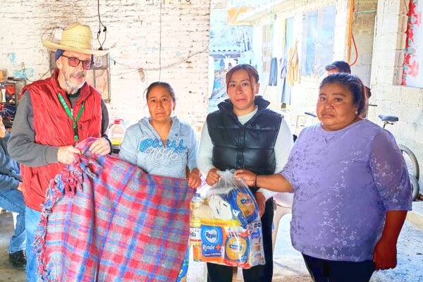 Aparatos auditivos, bastones, andaderas y despensas forman parte de los apoyos distribuidos en San Martín Texmelucan mediante un programa de atención social.