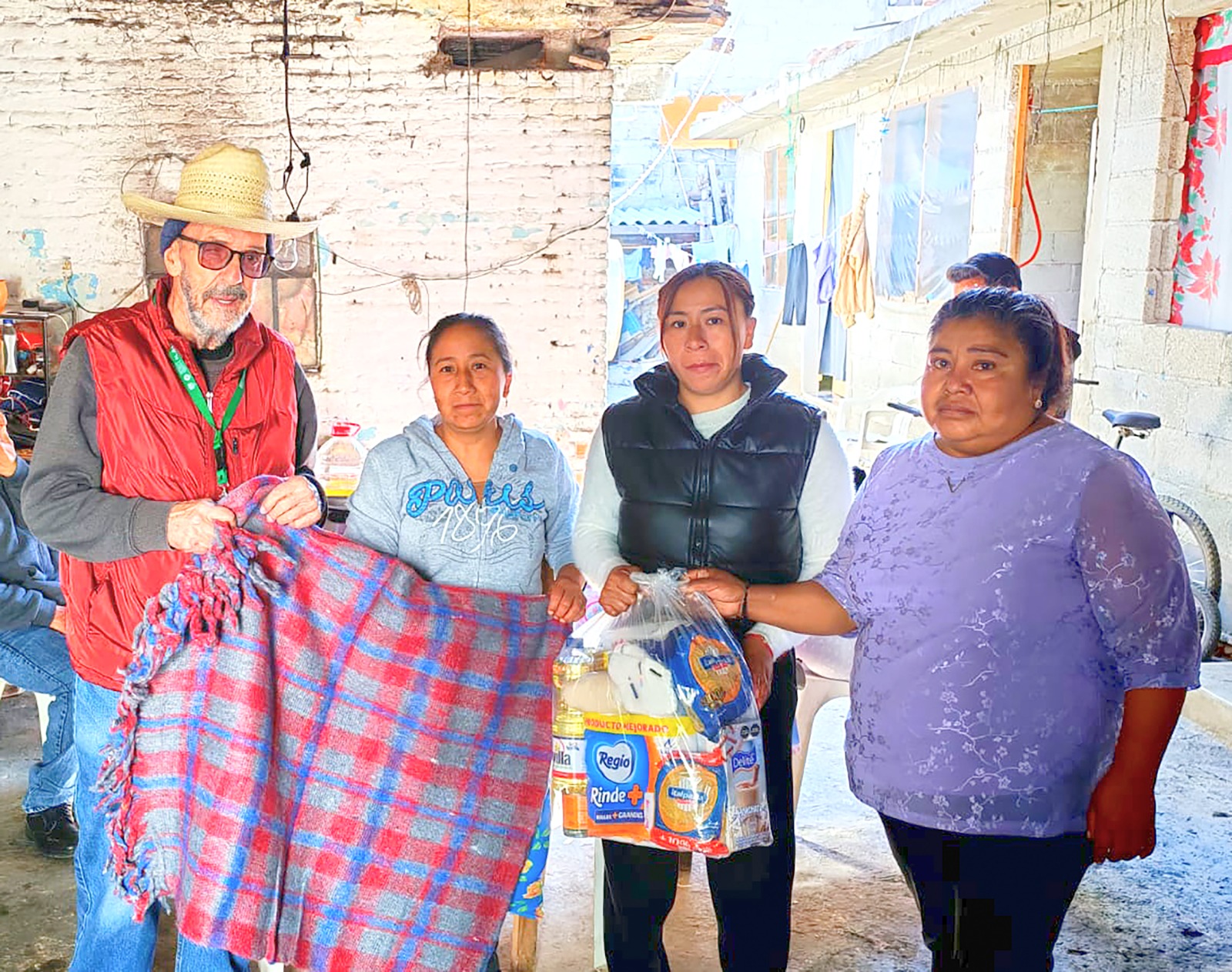 Aparatos auditivos, bastones, andaderas y despensas forman parte de los apoyos distribuidos en San Martín Texmelucan mediante un programa de atención social.