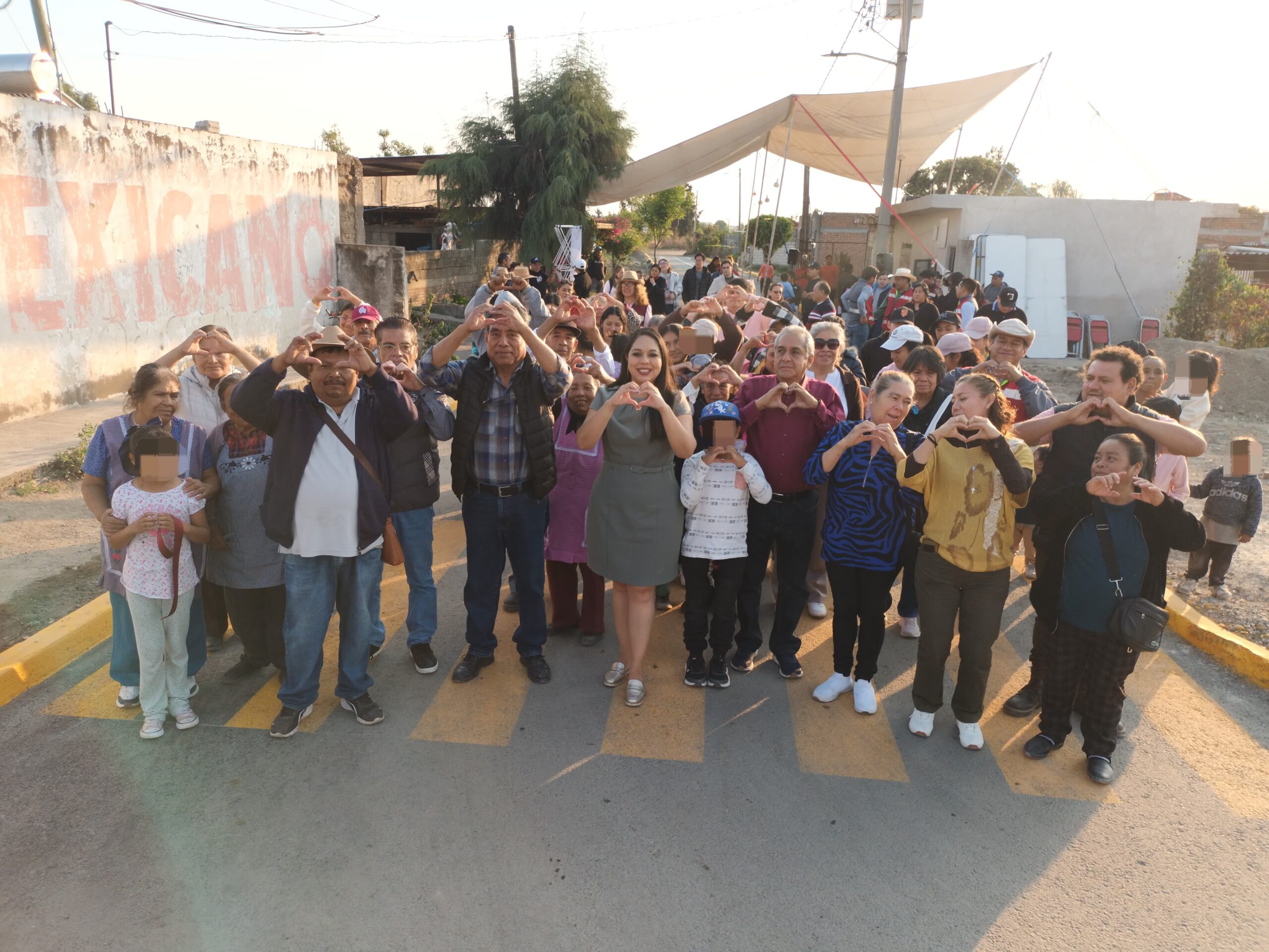 Tonantzin Fernández entrega pavimentación en Santa María Acuexcomac