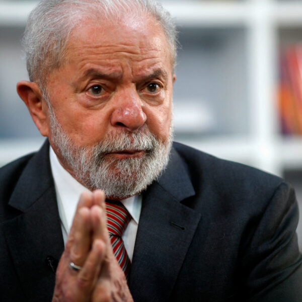 Sheinbaum y Lula acordaron coordinar esfuerzos para impulsar una salida pacífica a la crisis en Venezuela y rechazaron cualquier ataque a su soberanía. FOTO: REUTERS.
