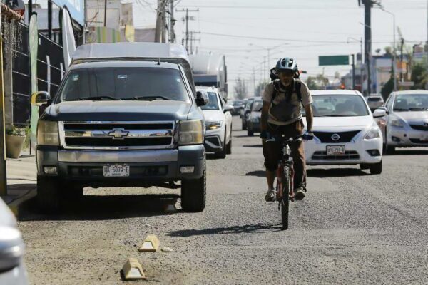 Entre noviembre y diciembre de 2025, 18 conductores fueron multados por invadir los carriles exclusivos para ciclistas. FOTO: El Sol de Puebla.