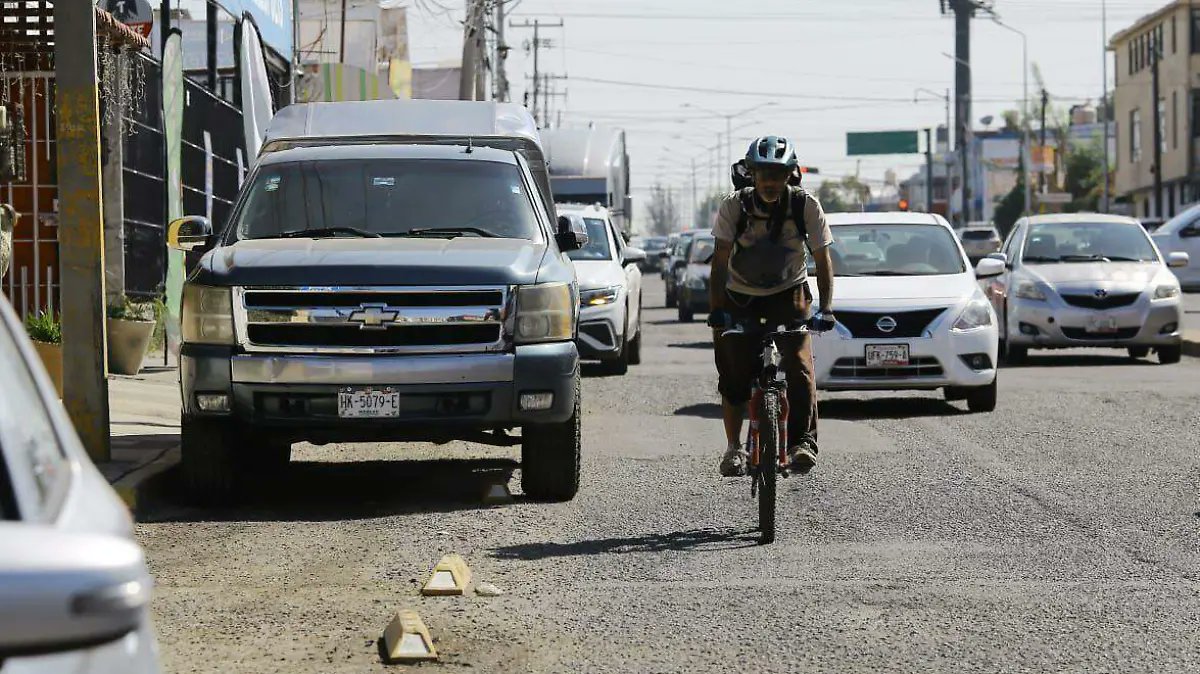 Sancionan a 18 conductores por invadir ciclovías en Puebla capital