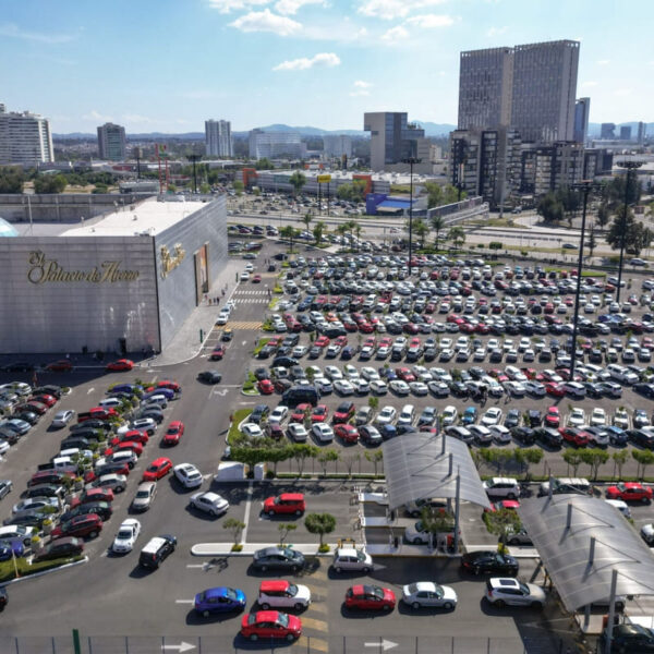 Acecop rechaza eliminar el cobro de estacionamiento en plazas; advierte riesgo de más robos y afectaciones a más de 5 mil empleos en Puebla. FOTO: Almanaque.