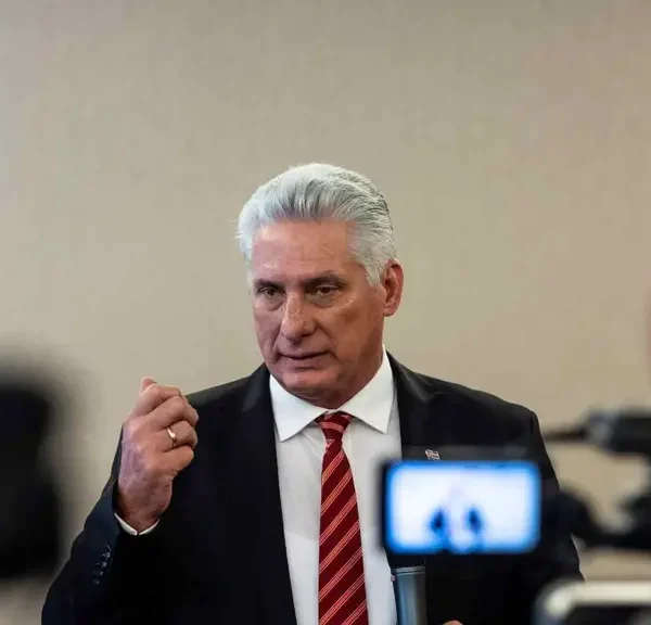 Miguel Díaz-Canel rechazó el llamado de Donald Trump a alcanzar un acuerdo y afirmó que Cuba es una nación soberana a la que “nadie le dicta qué hacer”. FOTO: EFE.