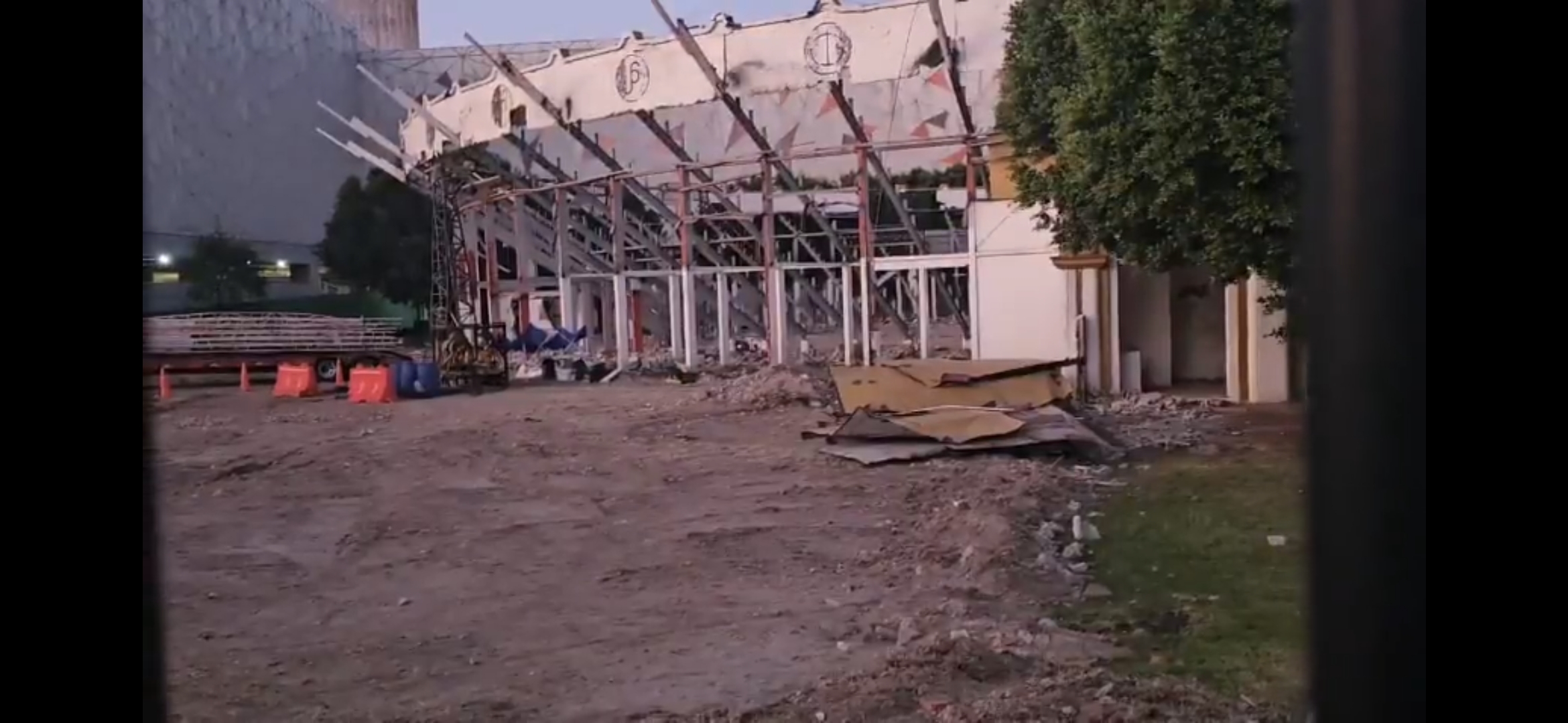 Inició la demolición de la plaza de toros El Relicario, en Los Fuertes, para dar paso al Forum Pensar en Grande.