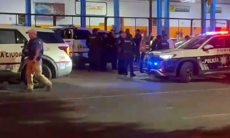 Detienen a hombre tras intentar desarmar a policías auxiliares en Plaza Dorada e intentar suicidarse