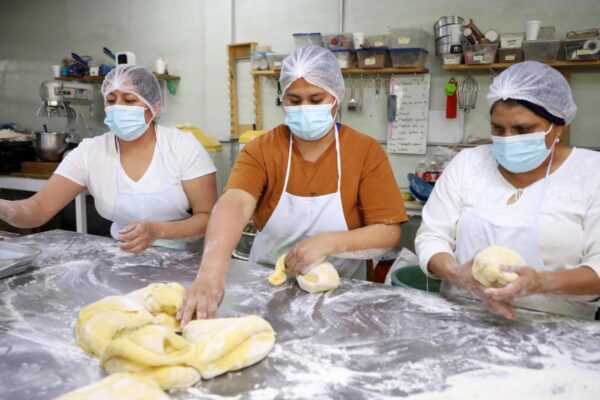 Con un despliegue logístico inédito y la participación de decenas de personas, el DIF Puebla Capital avanza con la elaboración de una Rosca de Reyes monumental de 6 kilómetros.