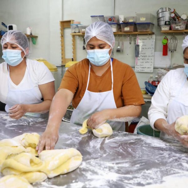 Con un despliegue logístico inédito y la participación de decenas de personas, el DIF Puebla Capital avanza con la elaboración de una Rosca de Reyes monumental de 6 kilómetros.