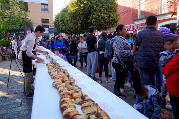 San Martín Texmelucan celebró un Día de Reyes histórico con su primera rosca monumental de 230 metros.