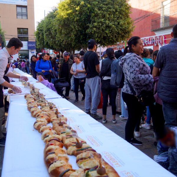 San Martín Texmelucan celebró un Día de Reyes histórico con su primera rosca monumental de 230 metros.