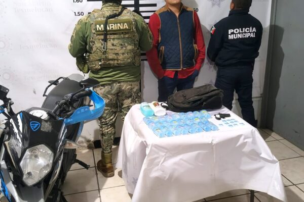 Agentes de SSP y Tránsito Municipal de Texmelucan detuvieron a un hombre por presunto robo a una farmacia.