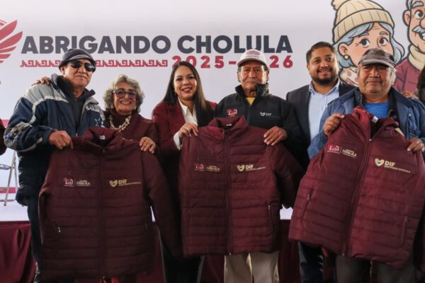 El gobierno de San Pedro Cholula entregó 1,500 chamarras a adultos mayores para protegerlos de las bajas temperaturas durante la temporada invernal.