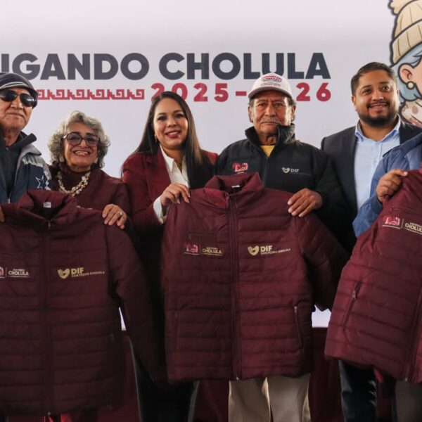 El gobierno de San Pedro Cholula entregó 1,500 chamarras a adultos mayores para protegerlos de las bajas temperaturas durante la temporada invernal.
