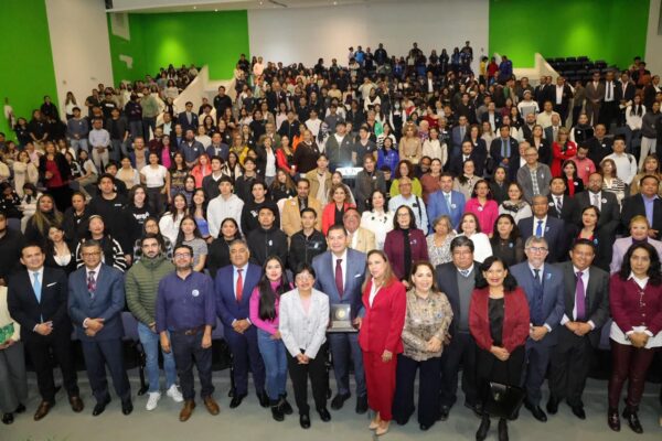 Alejandro Armenta, egresado de la BUAP, destacó la importancia de vincular la formación académica con la práctica gubernamental con espacios de servicio social.