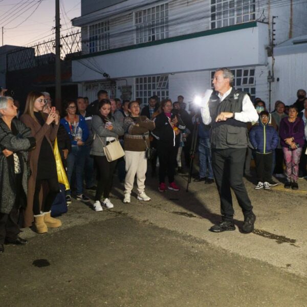 El gobierno municipal encendió 116 luminarias LED en Villa Encantada, con lo que se alcanzó el 100% de cobertura de alumbrado público en la colonia.